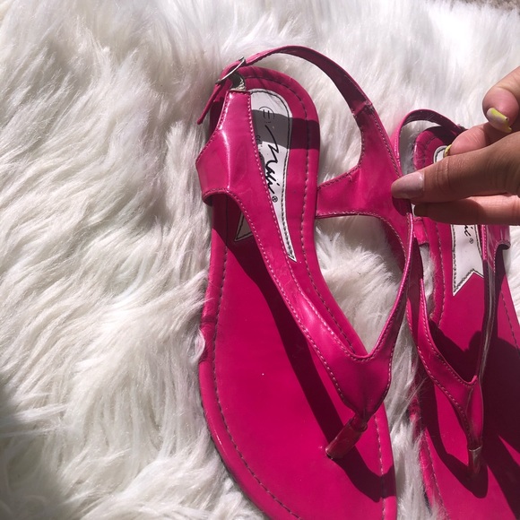 9 pairs of sandals - Picture 10 of 14